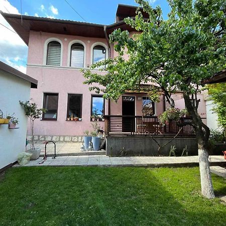 Apartments Music, Garden And Free Parking Сараево Экстерьер фото