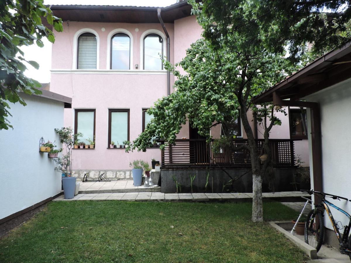 Apartments Music, Garden And Free Parking Сараево Экстерьер фото
